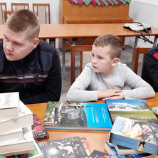 Zajęcia biblioteczne. Dzieci założyły karty czytelnika