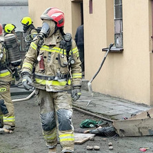 Pożar w mieszkaniu. W korytarzu składowano gorący popiół