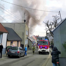 Pożar budynku mieszkalnego. Na miejscu kilka zastępów straży <font color=