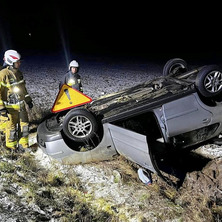 Dachował samochód osobowy. Auto wypadło z drogi