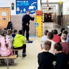 By ferie były bezpieczne. Spotkanie uczniów z policjantem