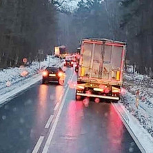 Unikaj tego odcinka drogi. Ciężarówki utknęły w miejscu