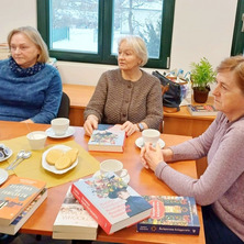 Spotkanie Dyskusyjnego Klubu Książki. Omawiano biografię Konopnickiej