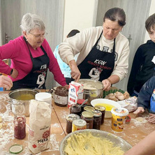 Wspólne smażenie pączków w Żarczynie. Zwieńczeniem degustacja