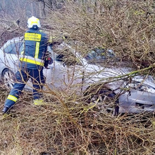 Wjechał w krzewy. Kolizja drogowa przy dziesiątce
