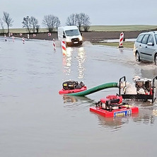 Droga zalana. Strażacy walczą z podtopieniami