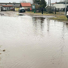 Woda na drodze i w garażu podziemnym. Intensywne działania