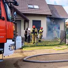 Popołudniowy pożar w garażu. Błyskawiczna reakcja sąsiadów